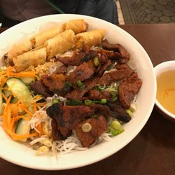 Pho Hoan - Grilled pork vermicelli with spring rolls
