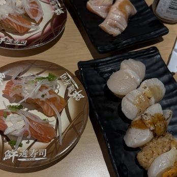 Waka Sakura - Onion mayo nigiri x 2, assorted seared salmon, and scallop lovers. Overall solid assortment of nigiri and very tasty - Conveyor Belt Sushi Near Me - Gardena, California Waka Sakura - Onion mayo nigiri x 2, assorted seared salmon, and scallop lovers. Overall solid assortment of nigiri and very tasty - Conveyor Belt Sushi Near Me - Gardena, California