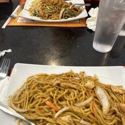 Close- Chicken Lo Mein Far- chicken Pad Thai Close- Chicken Lo Mein Far- chicken Pad Thai