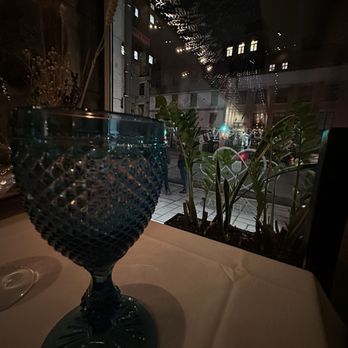 Helena - Ambiance - Portuguese Near Me - Montreal, Quebec
