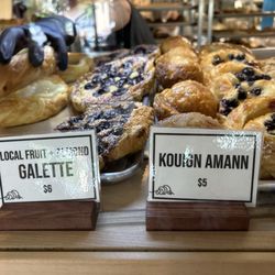 Le Croissant - Pastry counter