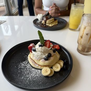 Fluffy Fluffy - Signature and cookies and cream - Desserts Near Me - Doral, Florida