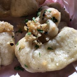 Meoni’s Pizzeria - Nice amount of garlic on my bread knots.