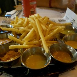 Sliders Burger Shop - Papas 7 salsas! Parece que es poca la cantidad de salsa pero al parecer es justo lo que necesitas