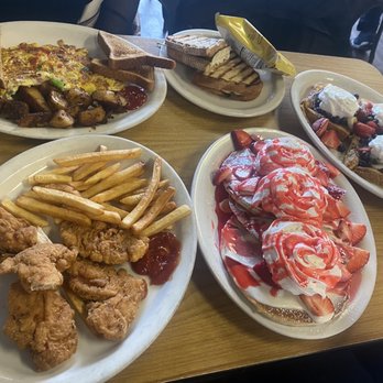Lincoln's Landing - Western omelette, chicken tenders plate, Strawberry Cheesecake Pancakes, Panini, Nutella French Toast with Fruit - Breakfast & Brunch Near Me - Swampscott, Massachusetts Lincoln's Landing - Western omelette, chicken tenders plate, Strawberry Cheesecake Pancakes, Panini, Nutella French Toast with Fruit - Breakfast & Brunch Near Me - Swampscott, Massachusetts