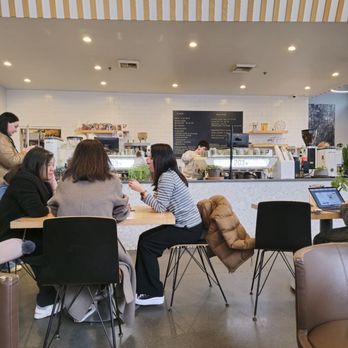 203º Fahrenheit Coffee - Sitting area - Coffee & Tea Near Me - Kirkland, Washington