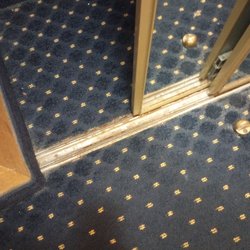 Quality Inn & Suites - Dirty, broken closet
