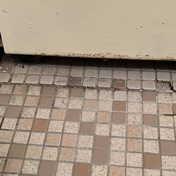 Maples Motel - Broken tiles on the floor - Hotels Near Me - Sandusky, Ohio