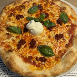 Azzura Italiensk Madværksted - takeaway - Månedens pizza, med nduja, basilikum og burrata.