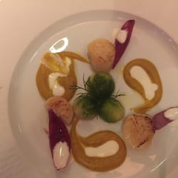 Hotel les Sources des Alpes - Noix de Saint-Jacques avec sauces curry et oignons rouges.