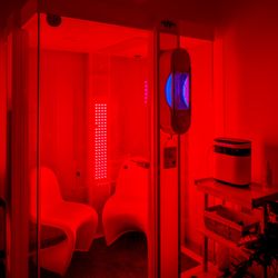 Vitality Booth: Salt, oxygen, red light