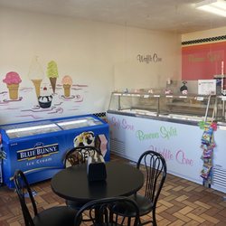 Mooney’s Ice Cream - sitting area