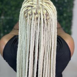 Flawless & Girly Studios - Small Knotless Plaits