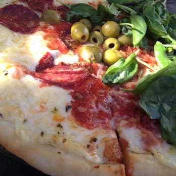 Romario - Mitad panceta y albahaca y mitad pepperoni. - Pizza Near Me - Buenos Aires, C Romario - Mitad panceta y albahaca y mitad pepperoni. - Pizza Near Me - Buenos Aires, C