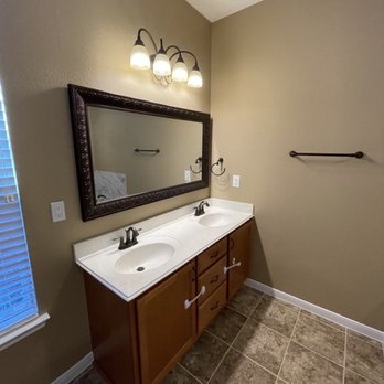 Mendiola Remodeling & Construction - Master bathroom remodeling - General Contractors Near Me - Houston, Texas