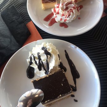 El Lienzo - Dessert (chocolate cake and cheesecake) Chocolate has three layers - Spanish Near Me - Ávila, AV