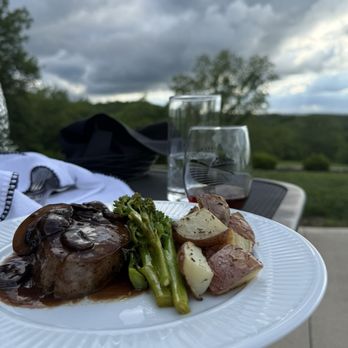 Cedar Crest Lodge - Bed & Breakfast Near Me - Pleasanton, Kansas