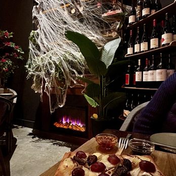 Naso - Delicious Baked Brie with figs on flatbread - Wine Bars Near Me - Portland, Oregon Naso - Delicious Baked Brie with figs on flatbread - Wine Bars Near Me - Portland, Oregon