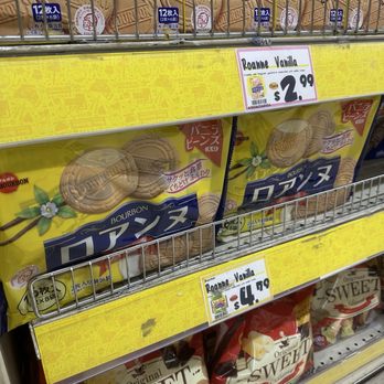 Don Quijote - I love this crème filled cookie! - International Grocery Near Me - Honolulu, Hawaii