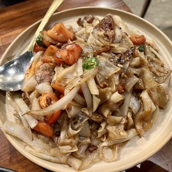 Hanuman Thai Eatery - Drunken noodle with pork - Thai Near Me - Costa Mesa, California Hanuman Thai Eatery - Drunken noodle with pork - Thai Near Me - Costa Mesa, California