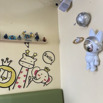Mom Wong Kitchen - Interior so cute - Chinese Near Me - Camarillo, California