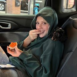 Pettito - Car ride with her big sister
