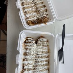 Tamales la Reina - Tamales de puerco (rojo) y pollo con mole