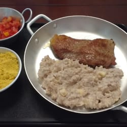 Porco de sol na chapa com arroz de leite e farofa. Simples? A sofisticação está nos detalhes, no tempero, no cuidado.