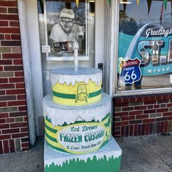 Ted Drewes Frozen Custard - In front of the gift shop