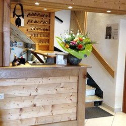 Hotel de la Poste - On y mange vraiment très bien. Mais il y a du laisser aller : table salie de sauce à notre arrivée, carafe d'eau tièdasse, viande (veau)...