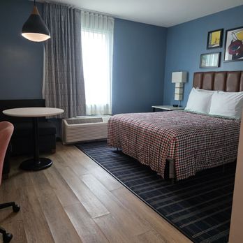 Uptown Suites - Cute bedroom area with a dining area off to the left and an office chair right in front with a desk - Hotels Near Me - Riverview, Florida Uptown Suites - Cute bedroom area with a dining area off to the left and an office chair right in front with a desk - Hotels Near Me - Riverview, Florida