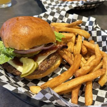 The Crowsnest Pub - Pub burger - Pubs Near Me - Tobermory, Ontario The Crowsnest Pub - Pub burger - Pubs Near Me - Tobermory, Ontario