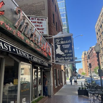 Lou Mitchell's - Breakfast & Brunch Near Me - Chicago, Illinois