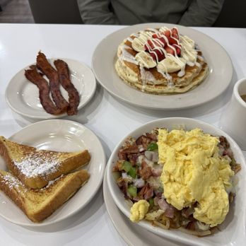 Cinnamon Pancake House - French toast, Meat Lover's Skillet, cinnabun pancakes, side of crispy bacon - Breakfast & Brunch Near Me - Naperville, Illinois