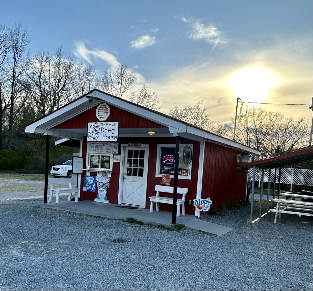 Pikeville Dawg House Logo
