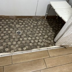 Valley Motel - Mold in the shower.