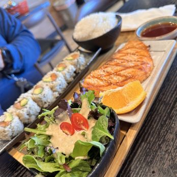 Sushi Kashiwa - Salmon bento box - Sushi Bars Near Me - Pacifica, California