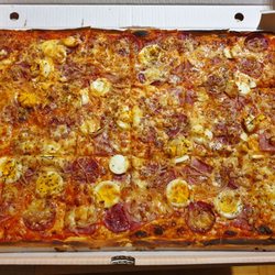 Pizzeria Santa Rita - Partypizza mit Salami, Schinken, Ei, Zwiebeln & Knoblauch