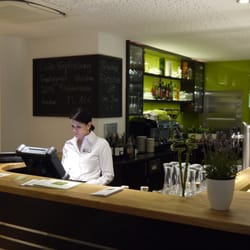 merk.Mahl - Die Bar und im Hintergrund die Küche