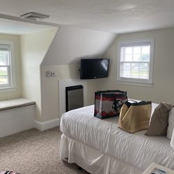 Beach Breeze Inn - Nobska bedroom 1