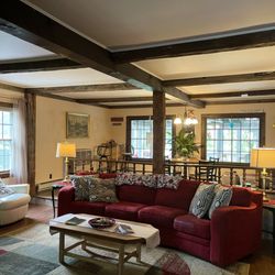 Admiral Peary Inn - Living room