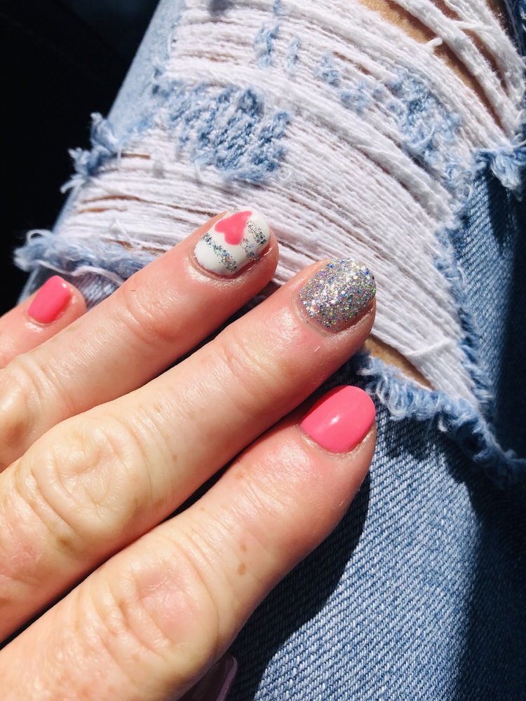 Emmy's salon and spa Logo