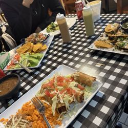 Platillo con flautas de pollo