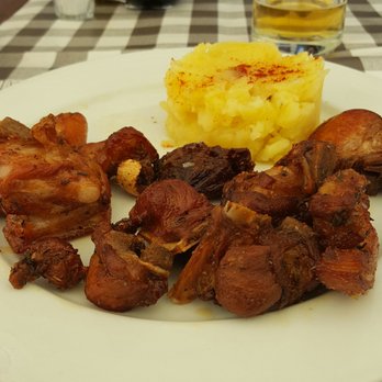 La Mariseca - Tostón, a typical dish from Salamanca, and yummy chunky buttery potatoes. - Spanish Near Me - Salamanca, SA