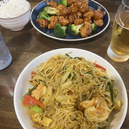 Singapore Rice Noodle Spicy General Tso' Chicken Dinner Singapore Rice Noodle Spicy General Tso' Chicken Dinner