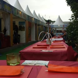 Roma Latin village - Parte dei tavoli e a lato gli stand