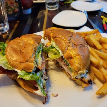 Downtown Aquarium - Grilled chicken sandwich - Museums Near Me - Denver, Colorado Downtown Aquarium - Grilled chicken sandwich - Museums Near Me - Denver, Colorado