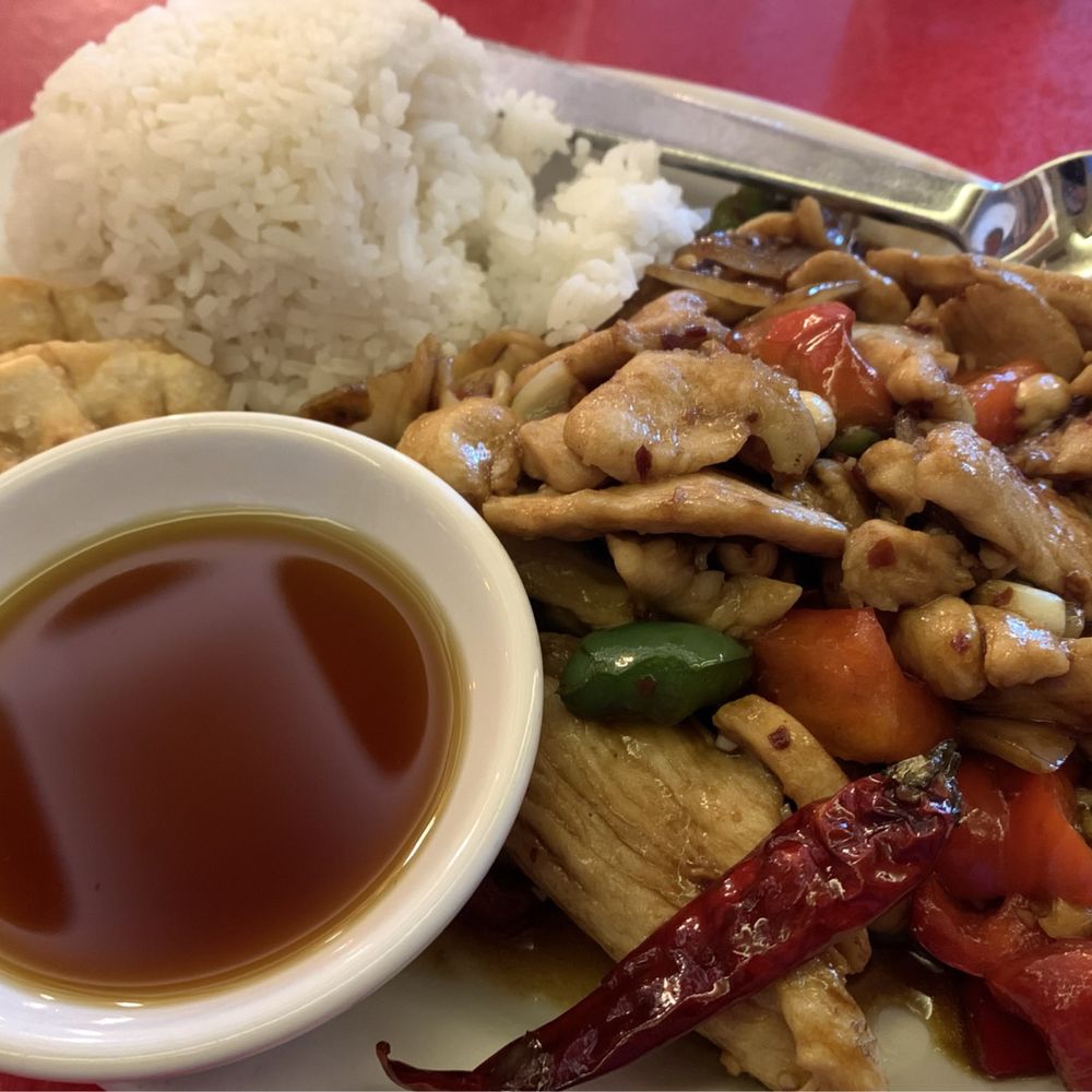 Blazing Noodles - Kung Pao chicken from the "Lunch menu" -- my wife's favorite dish at this restaurant - Thai Near Me - Temecula, California Blazing Noodles - Kung Pao chicken from the "Lunch menu" -- my wife's favorite dish at this restaurant - Thai Near Me - Temecula, California