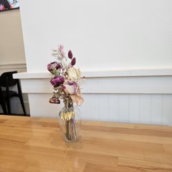 Cute dried flowers. Get rid of this and replace it with a little POS system that shows photos of food and offers games to play!