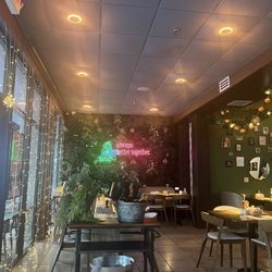 Fam Fre - Interior of the restaurant, very bright and inviting!
